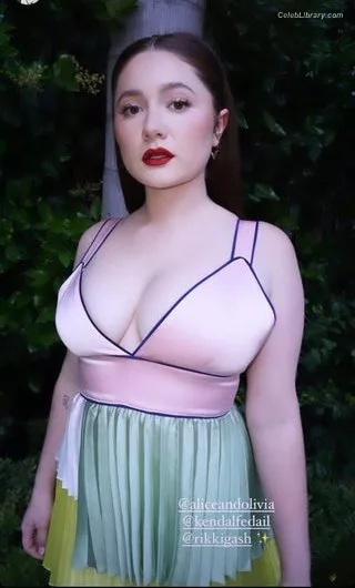 Emma Kenney photo 16 of 415