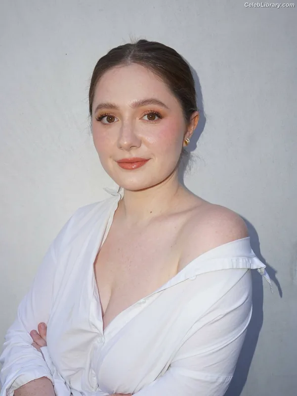 Emma Kenney photo 10 of 415