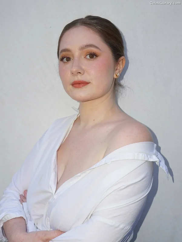 Emma Kenney photo 11 of 415