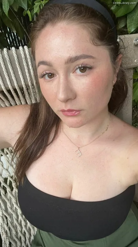 Emma Kenney photo 4 of 415