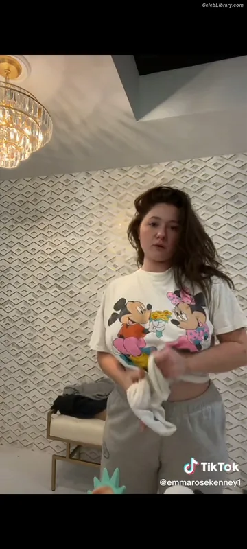 Emma Kenney photo 6 of 415