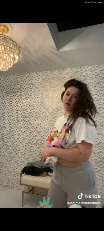 Emma Kenney photo 7 of 415