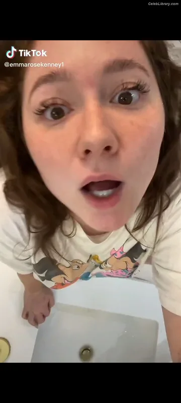 Emma Kenney photo 9 of 415