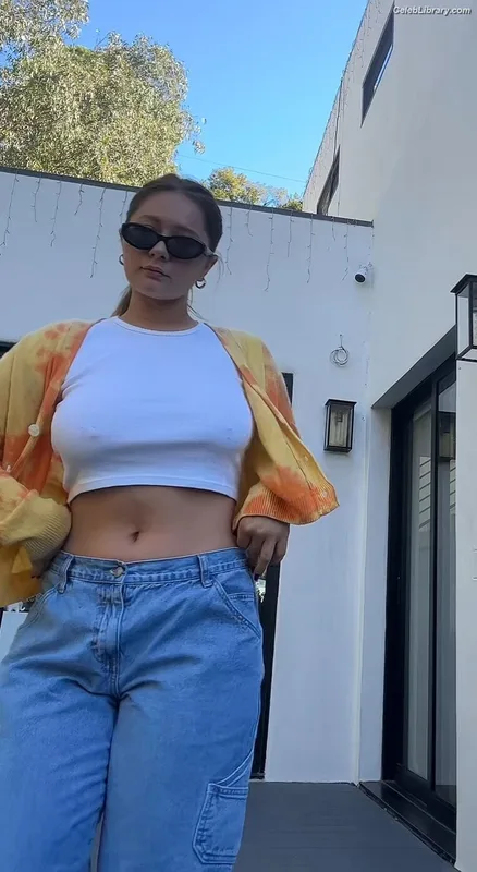 Emma Kenney photo 2 of 415