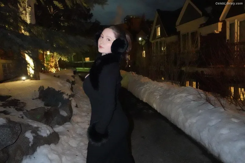 Emma Kenney photo 5 of 415