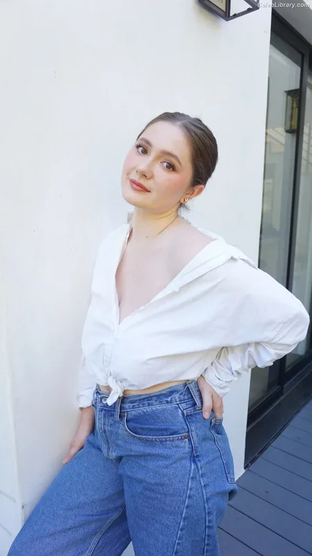 Emma Kenney photo 17 of 415