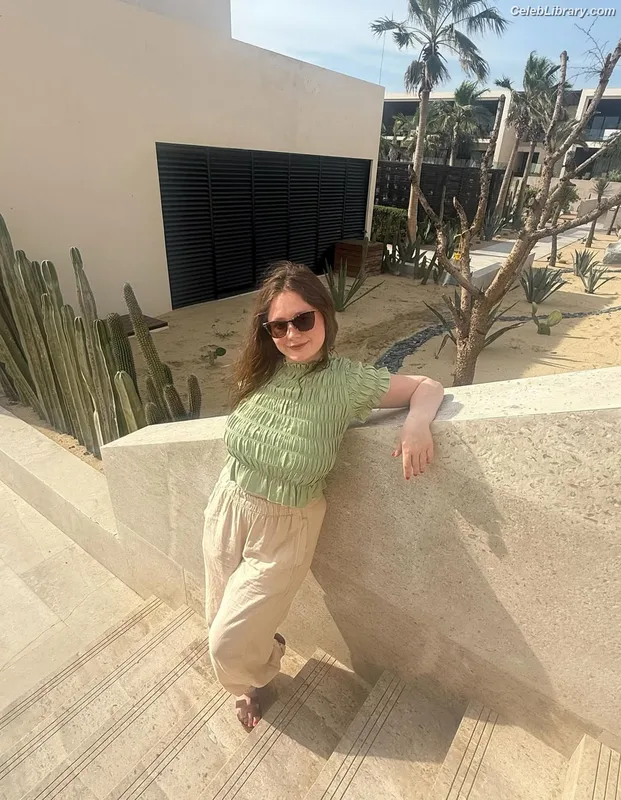 Emma Kenney photo 23 of 415