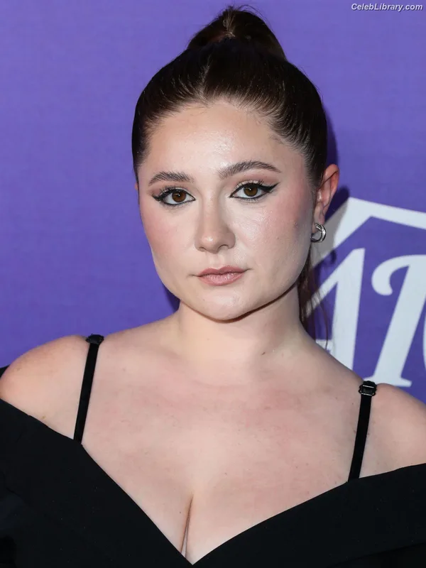 Emma Kenney photo 17 of 415