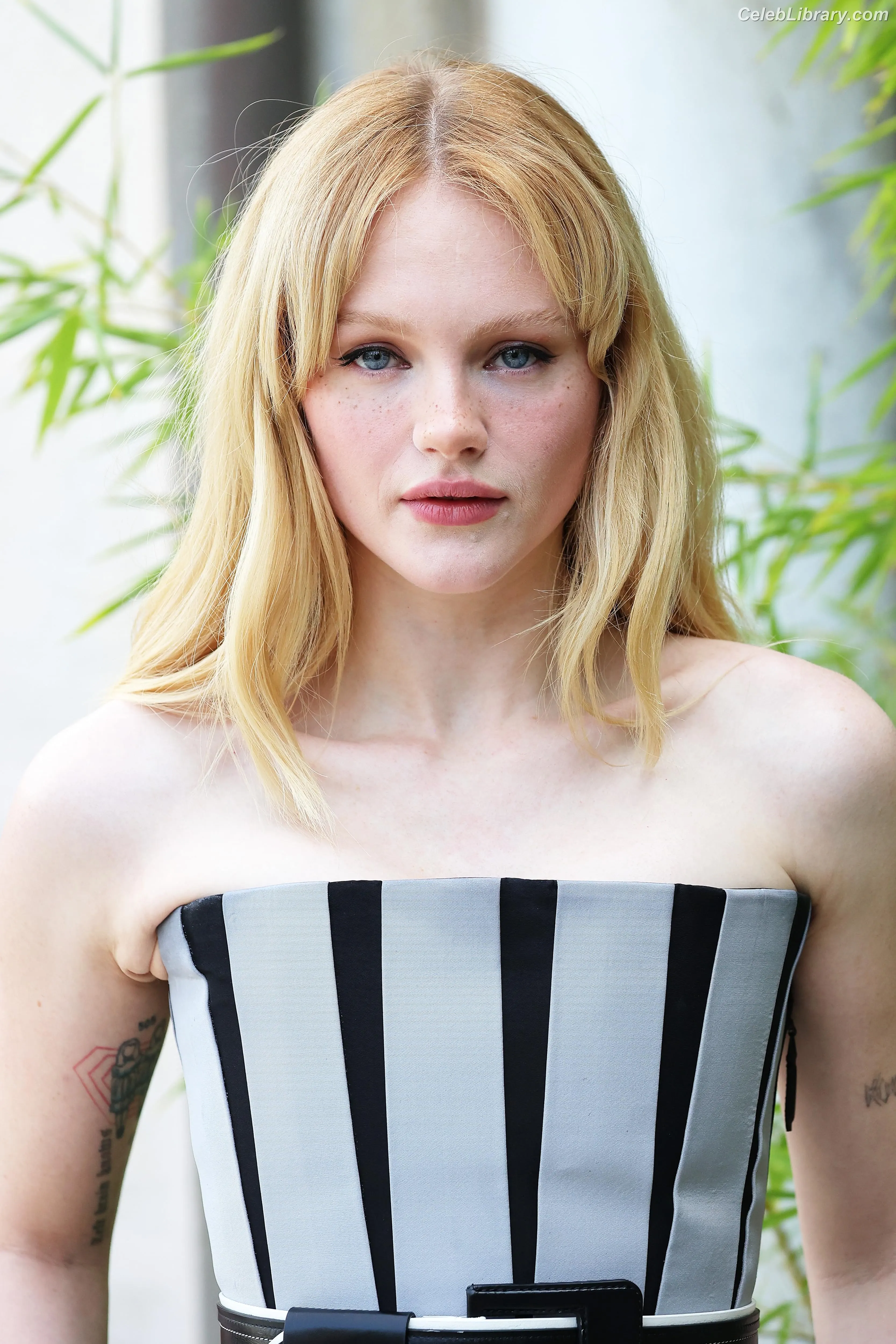 Emma Laird photo 17 of 66