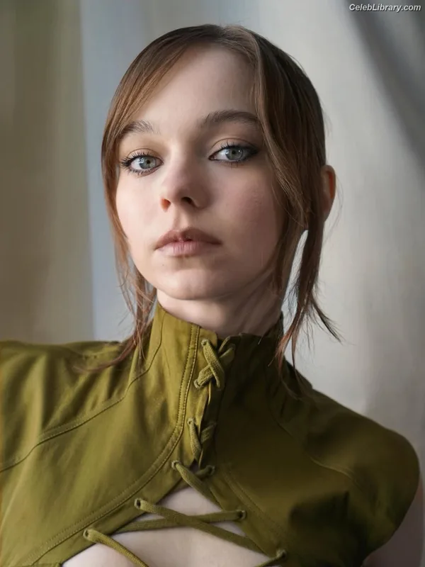 Emma Myers photo 8 of 1322