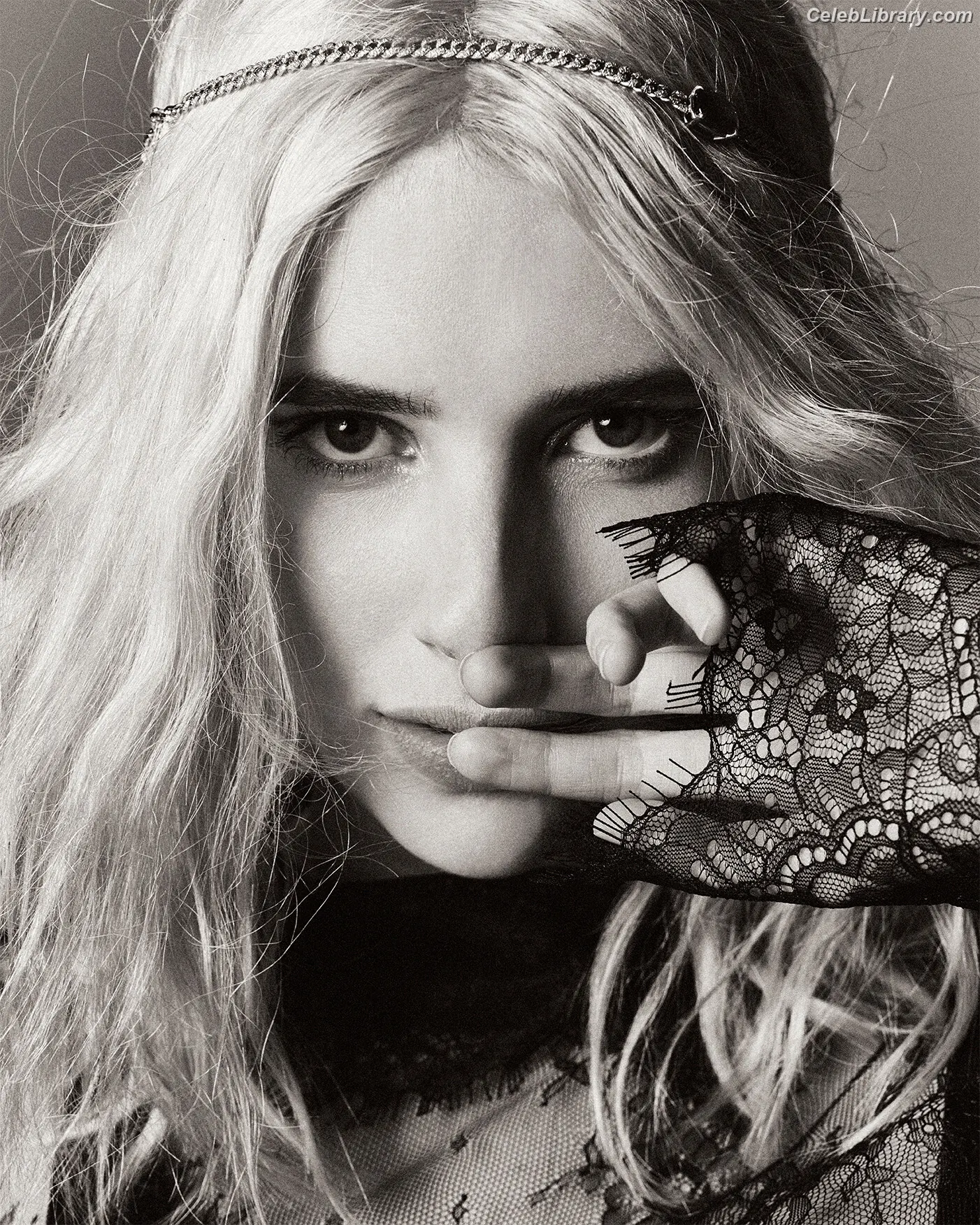Emma Roberts photo 22 of 1782