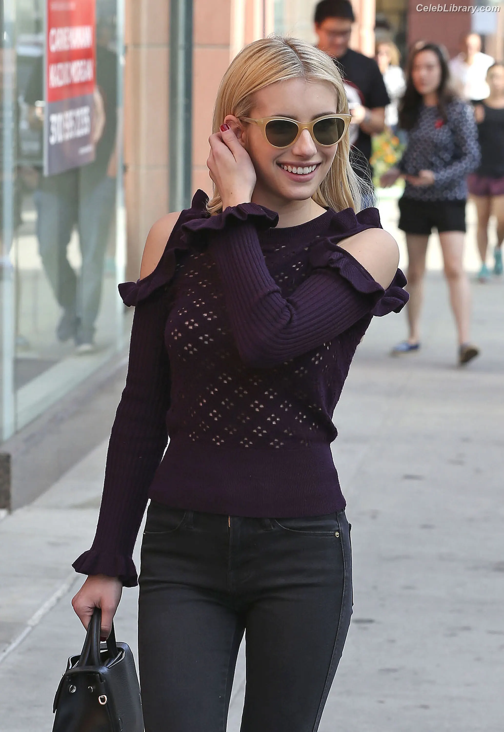 Emma Roberts photo 18 of 1782