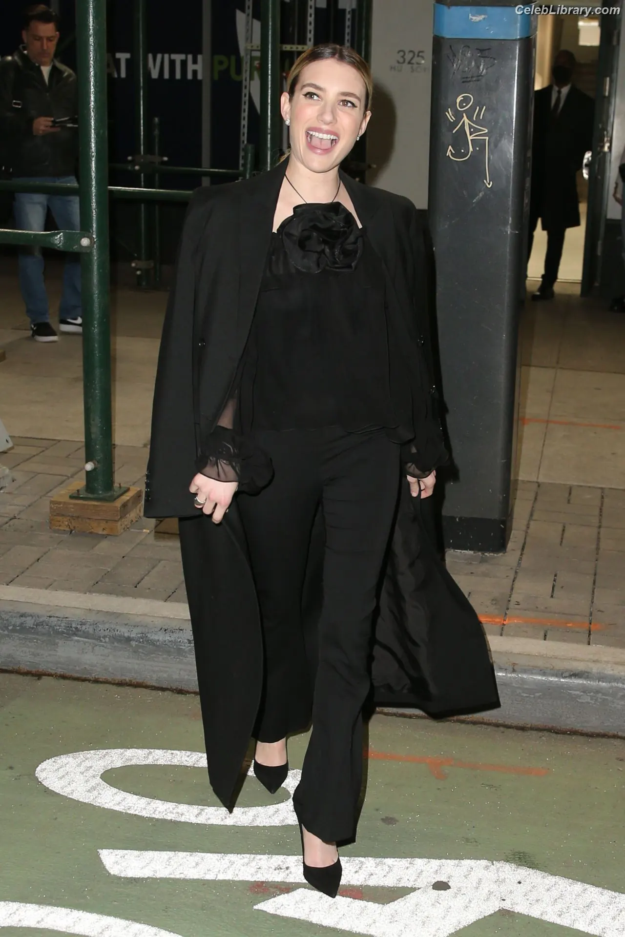 Emma Roberts photo 2 of 1782