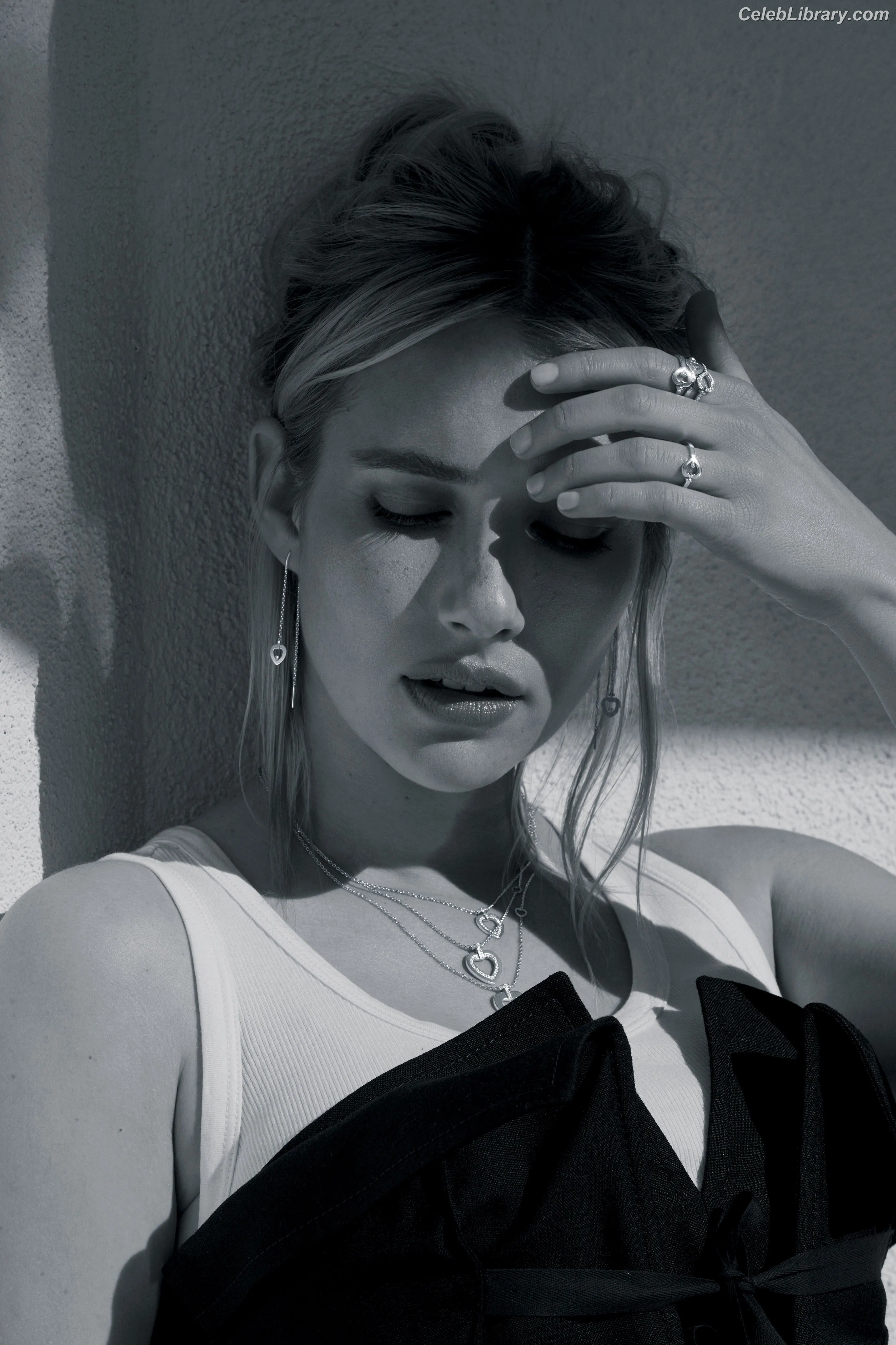 Emma Roberts photo 1 of 1782