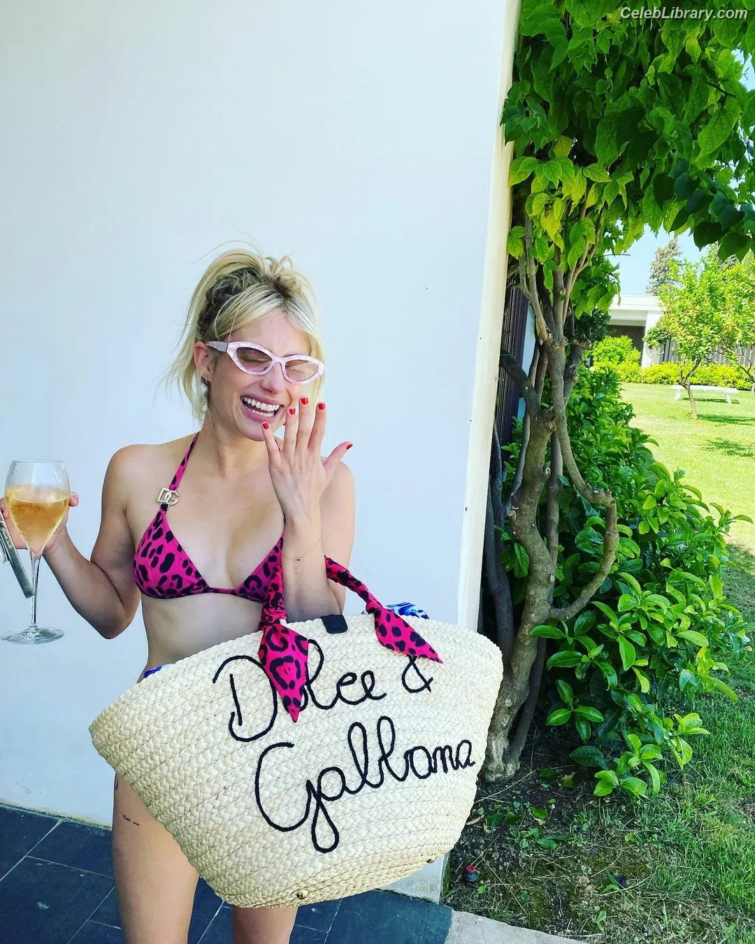 Emma Roberts photo 11 of 1782