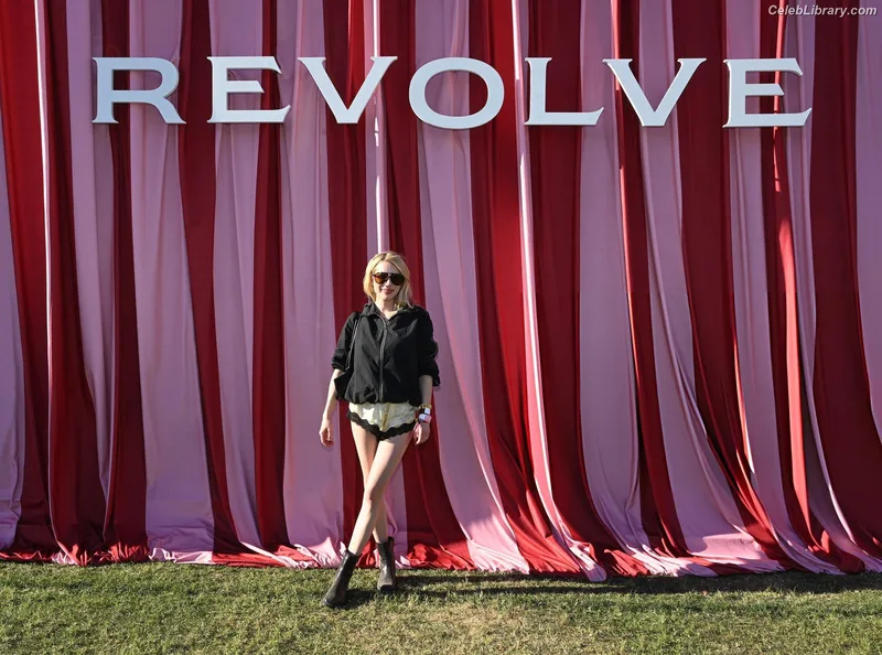 Emma Roberts photo 2 of 1780