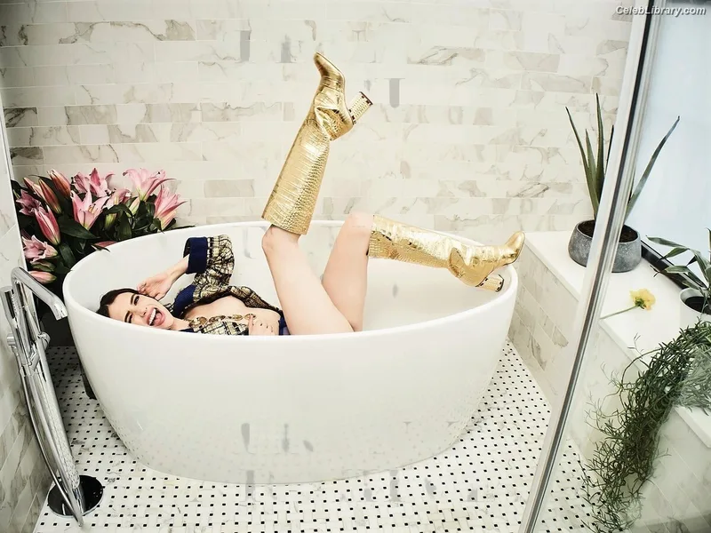 Emma Roberts photo 16 of 1780