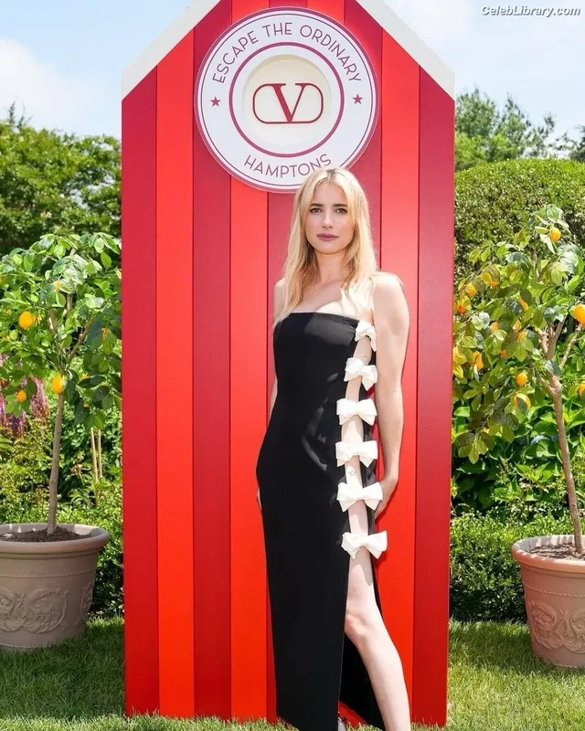 Emma Roberts photo 17 of 1780