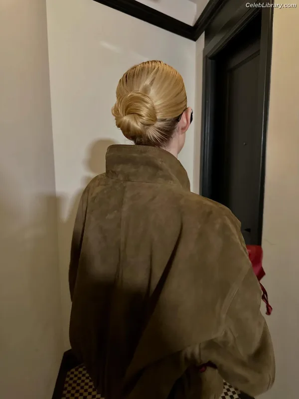 Emma Roberts photo 1 of 1780
