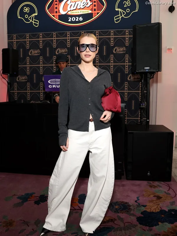 Emma Roberts photo 5 of 1780