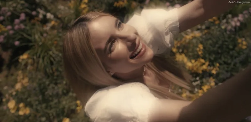 Emma Roberts photo 10 of 1780