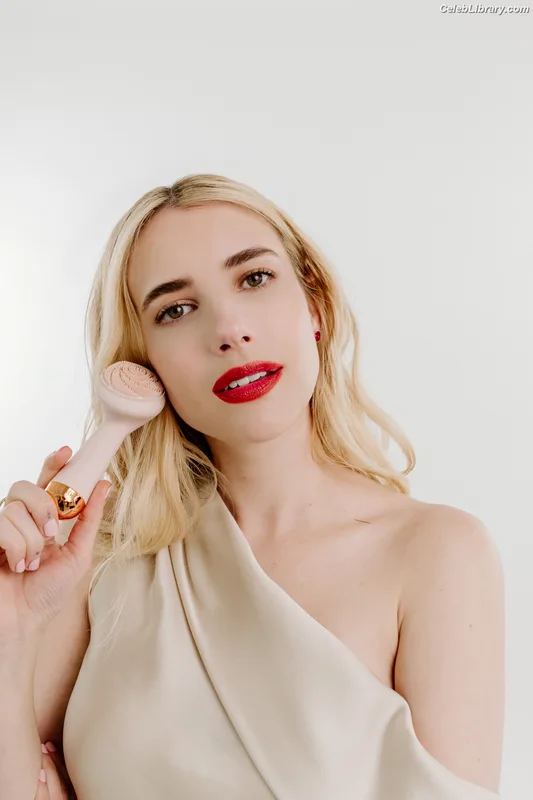 Emma Roberts photo 2 of 1780