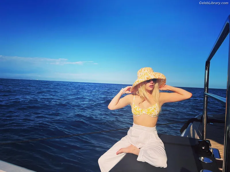 Emma Roberts photo 15 of 1780