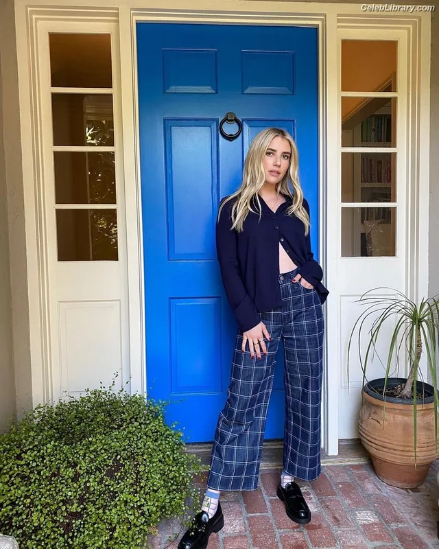 Emma Roberts photo 20 of 1780