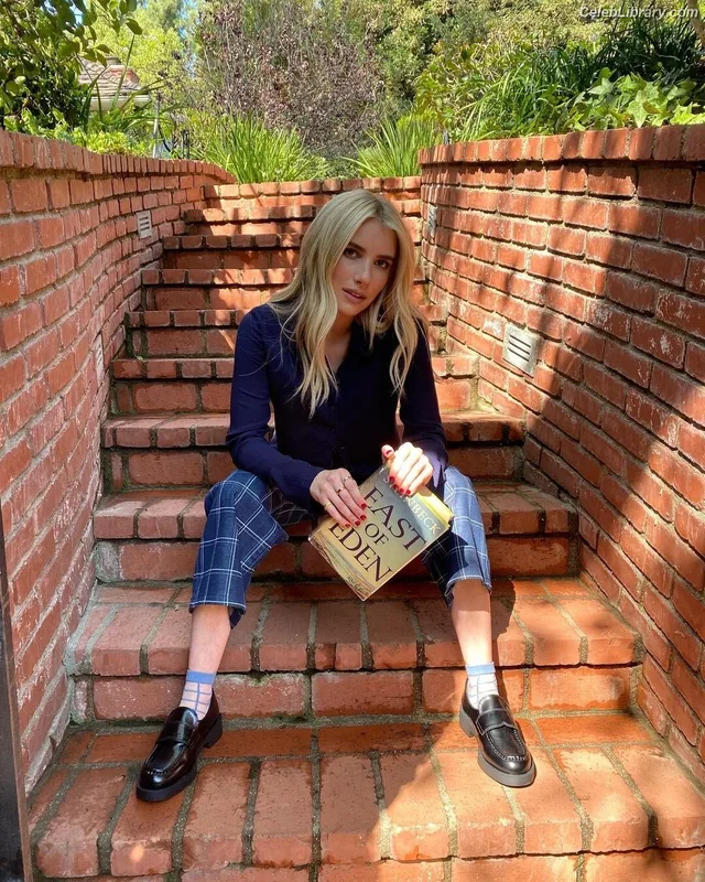 Emma Roberts photo 21 of 1780