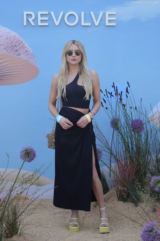 Emma Roberts photo 21 of 1780