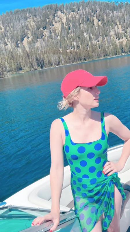 Emma Roberts photo 24 of 1780