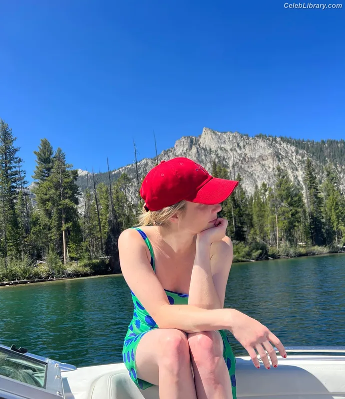 Emma Roberts photo 1 of 1780