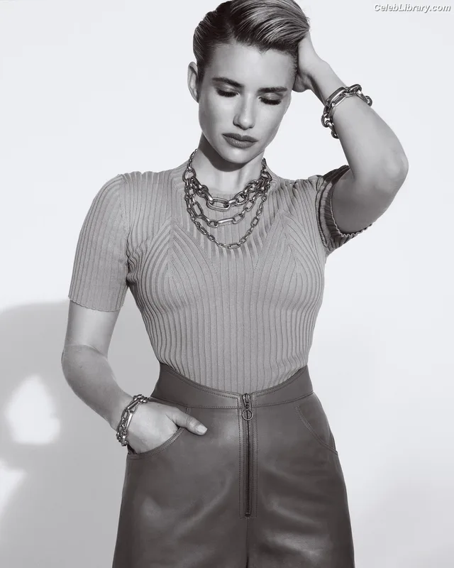 Emma Roberts photo 15 of 1780