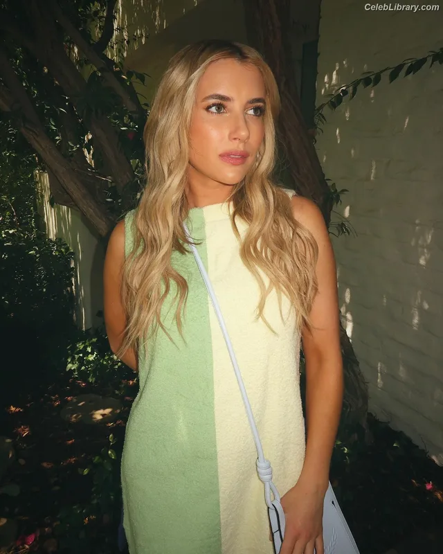 Emma Roberts photo 7 of 1780