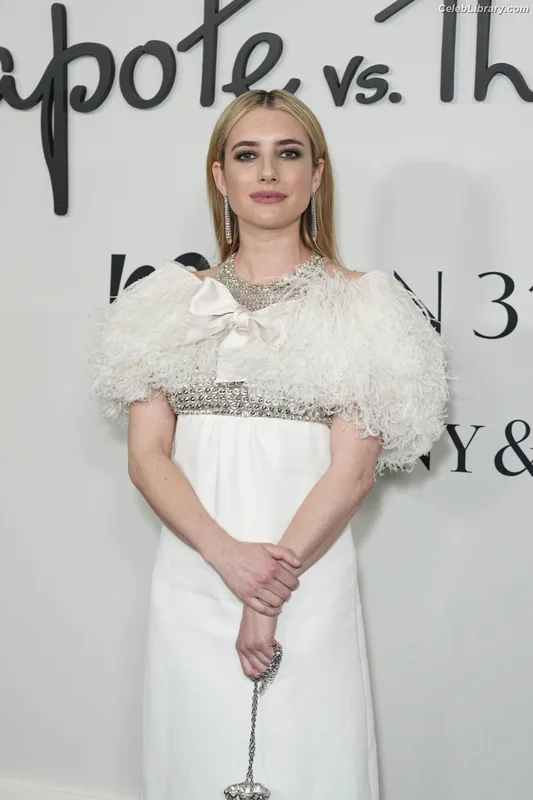 Emma Roberts photo 10 of 1780