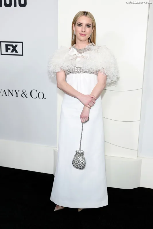 Emma Roberts photo 15 of 1780
