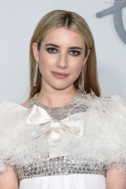 Emma Roberts photo 19 of 1780