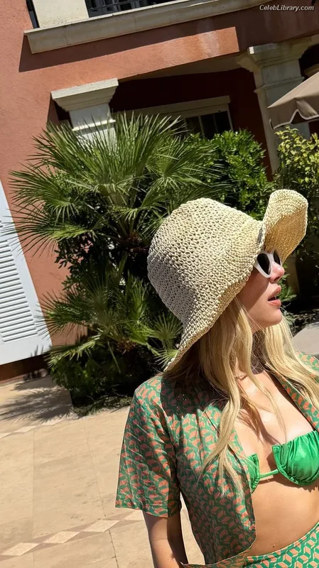 Emma Roberts photo 2 of 1780