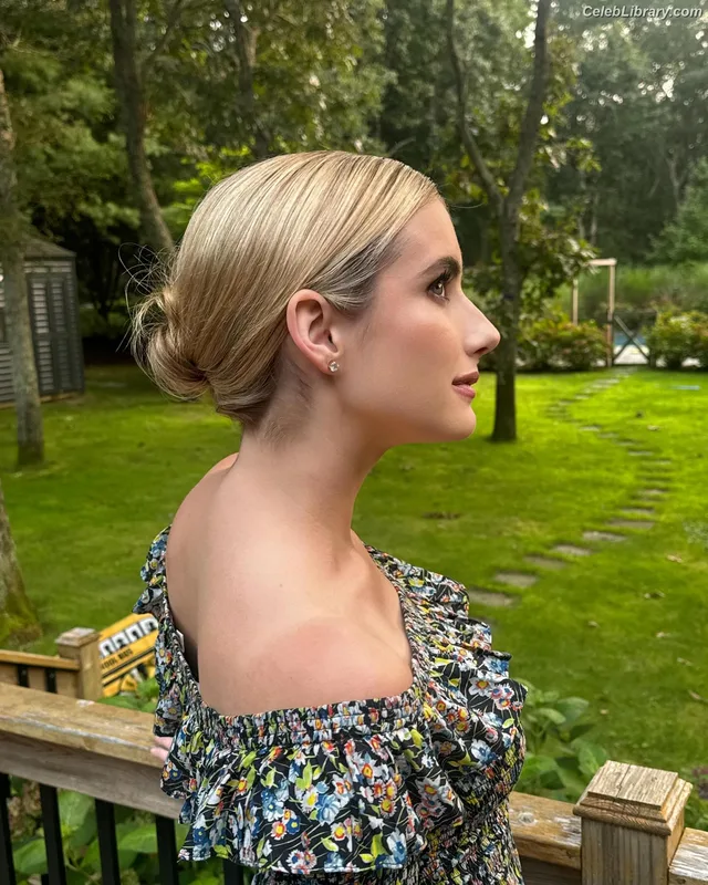 Emma Roberts photo 13 of 1780