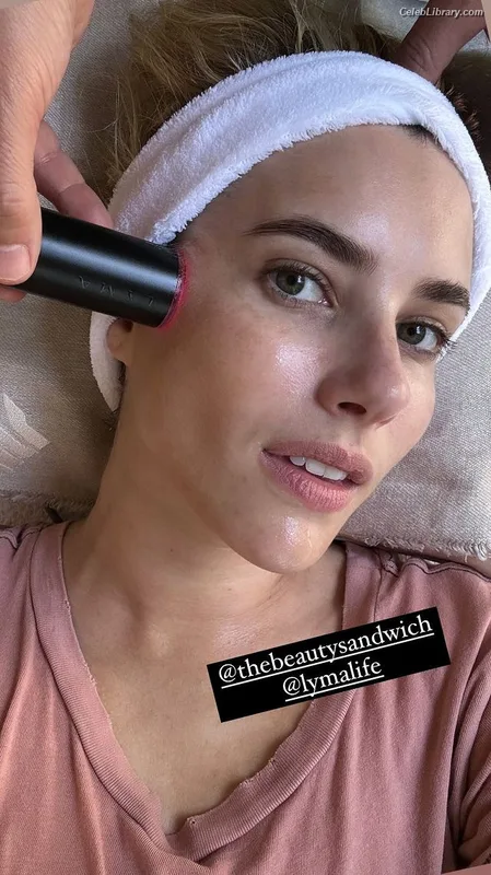 Emma Roberts photo 14 of 1780