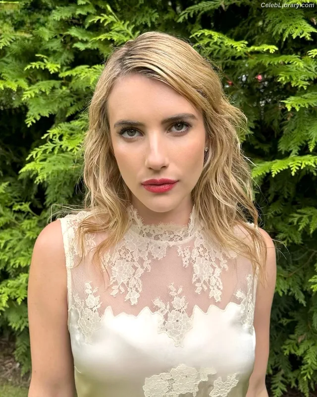 Emma Roberts photo 19 of 1780