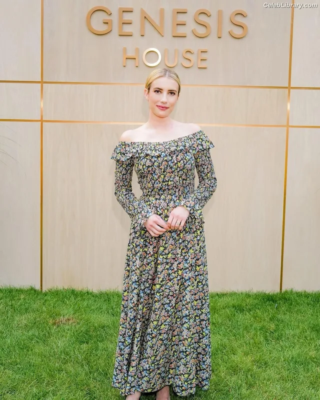Emma Roberts photo 20 of 1780