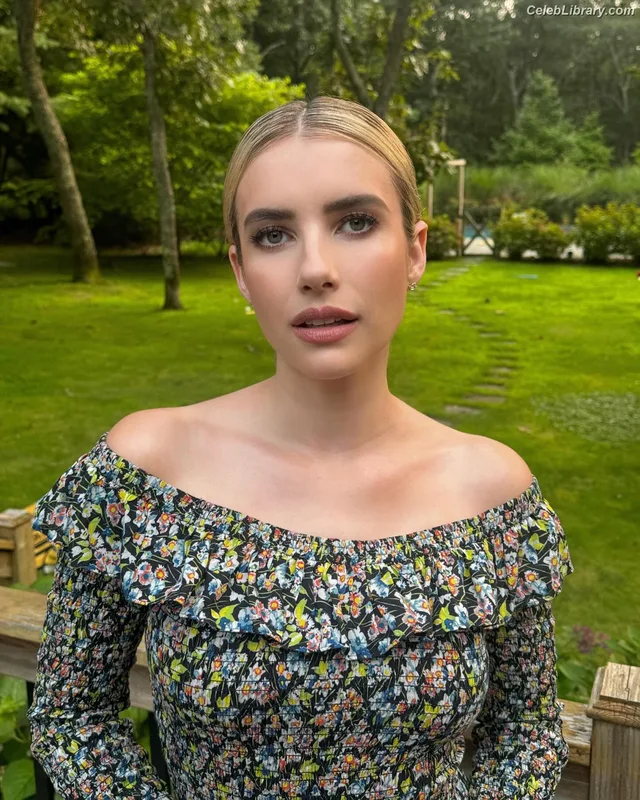 Emma Roberts photo 22 of 1780