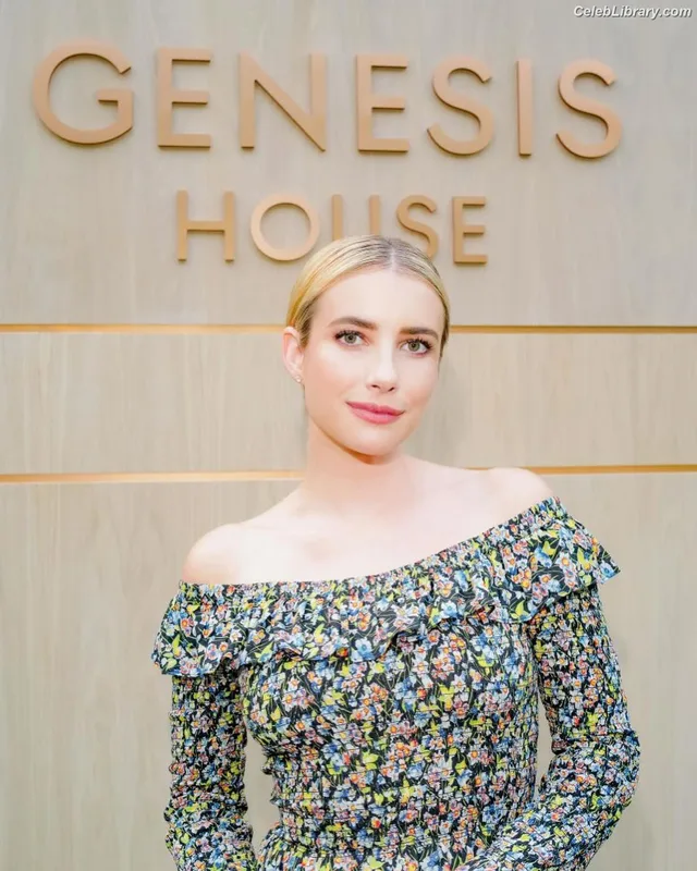 Emma Roberts photo 23 of 1780