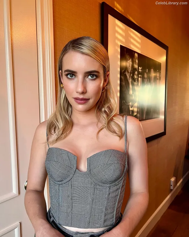 Emma Roberts photo 1 of 1780
