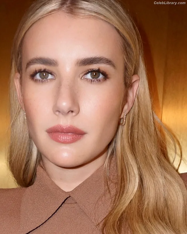 Emma Roberts photo 10 of 1780