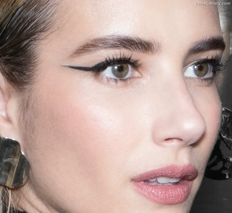 Emma Roberts photo 18 of 1780