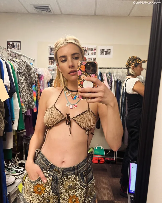 Emma Roberts photo 17 of 1780
