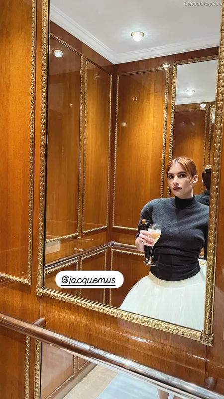 Emma Roberts photo 20 of 1780