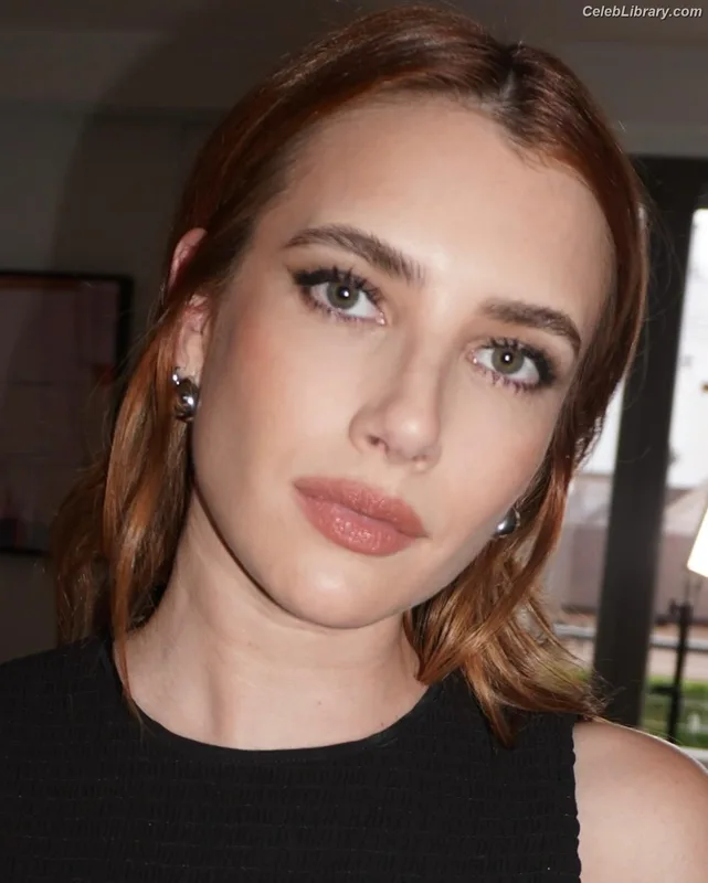 Emma Roberts photo 24 of 1780